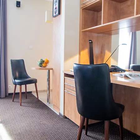 - 4* Βαρσοβία