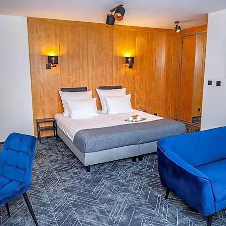 - Hotel apartamentowy 4*
